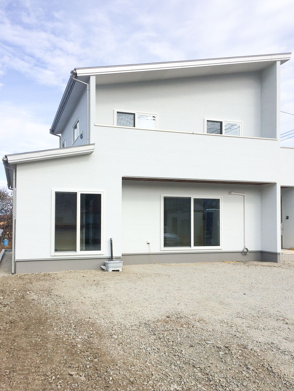 白を基調にしたモダンで暖かい家