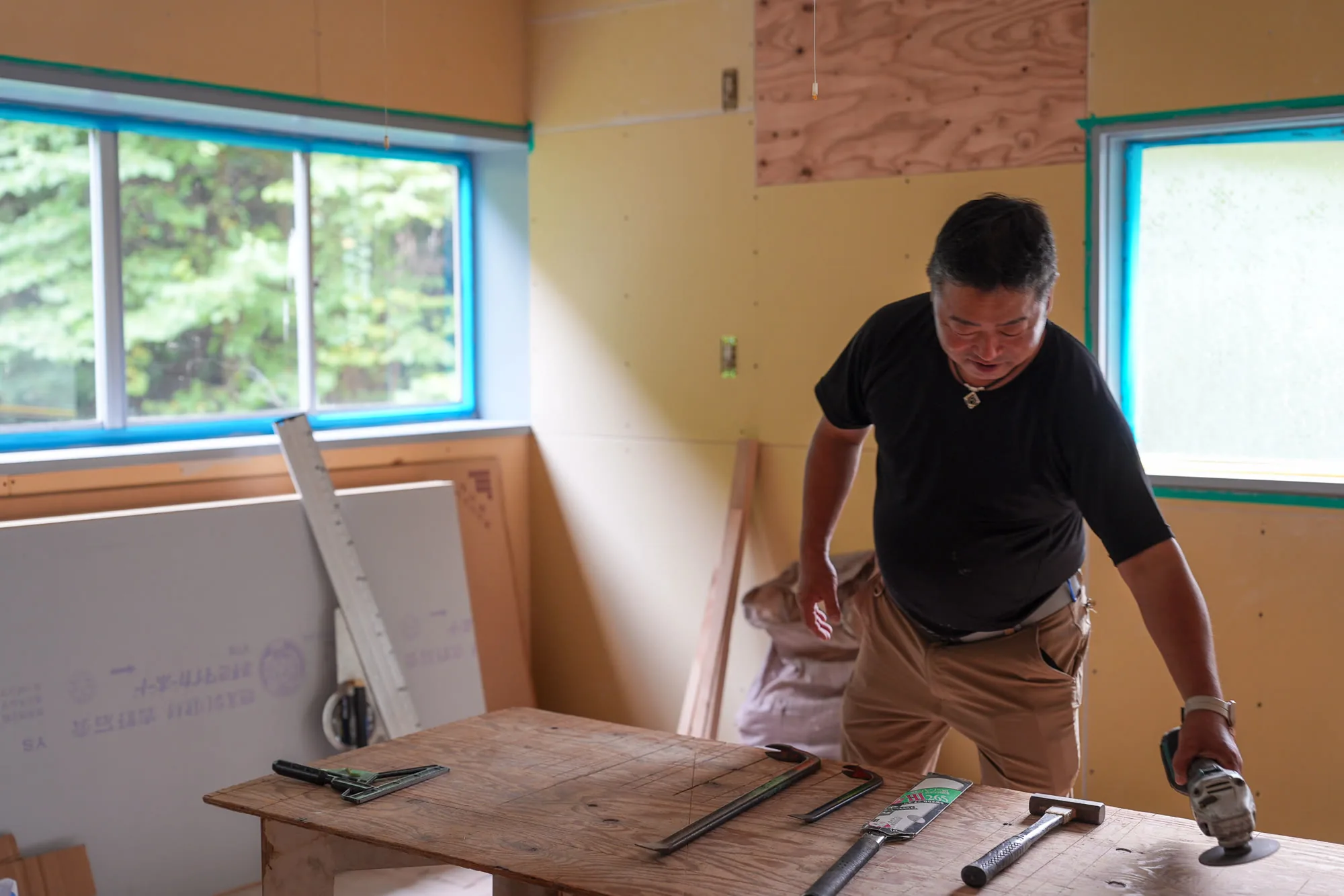 リフォーム現場で作業を進める黒澤工務店代表