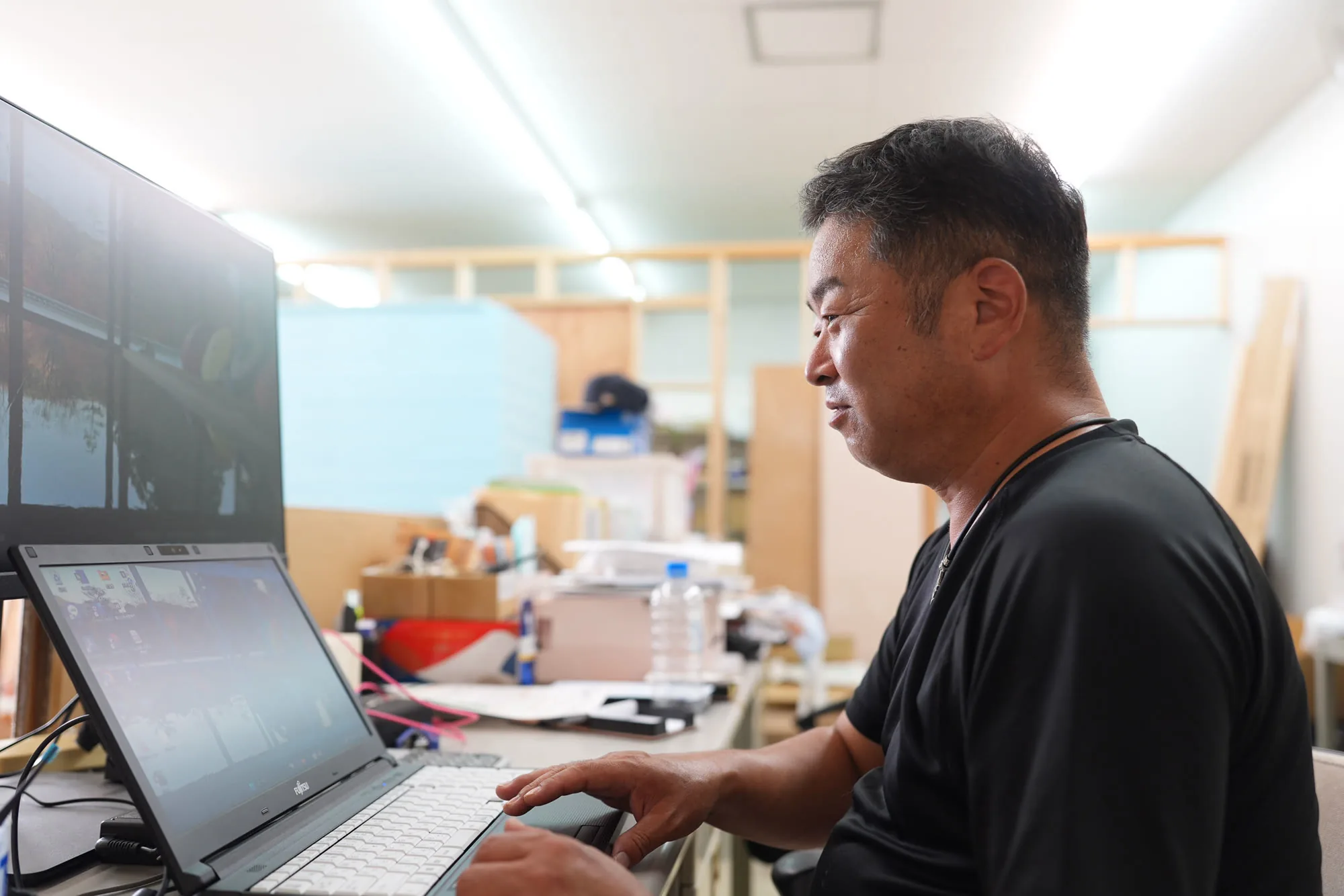 小幡営業所で仕事をする代表の黒澤秋彦