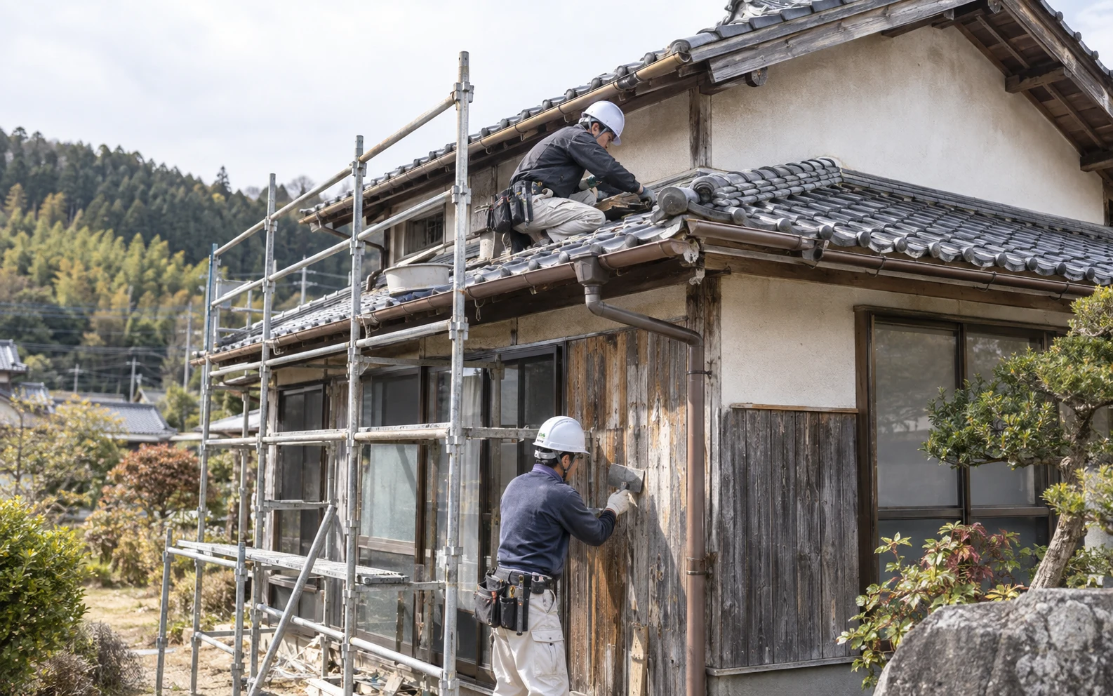 築約50年の日本家屋で屋根と外壁を補修する職人