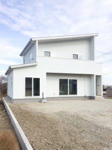 白を貴重にしたモダンで暖かい家