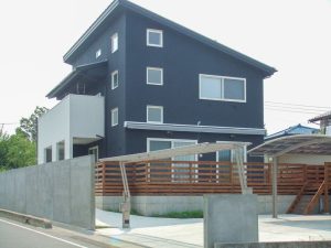 広大なウッドデッキの家